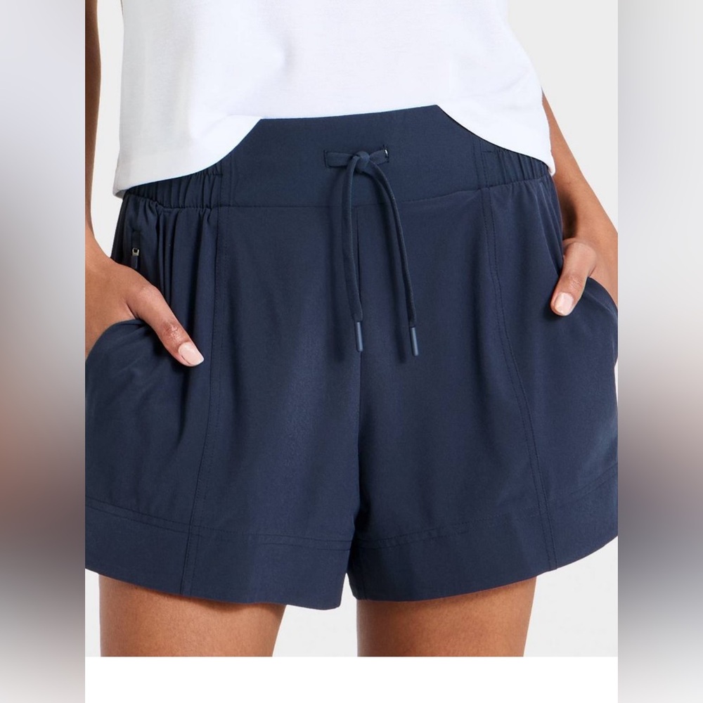 All in motion mid rise 4” shorts with drawstring size Medium in NAVY